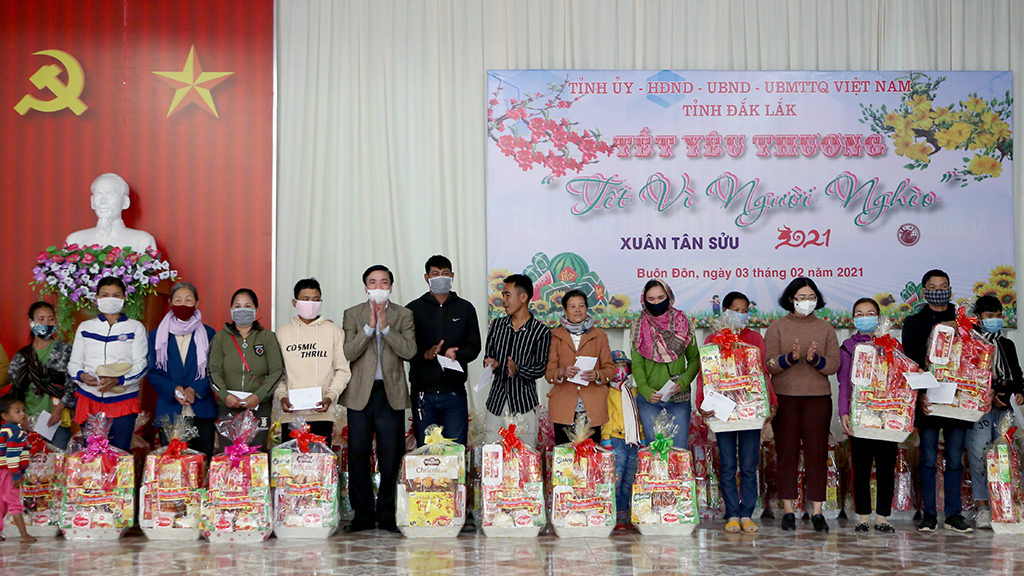 Bí thư Tỉnh ủy Bùi Văn Cường thăm, chúc Tết các gia đình có hoàn cảnh khó khăn tại huyện Buôn Đôn