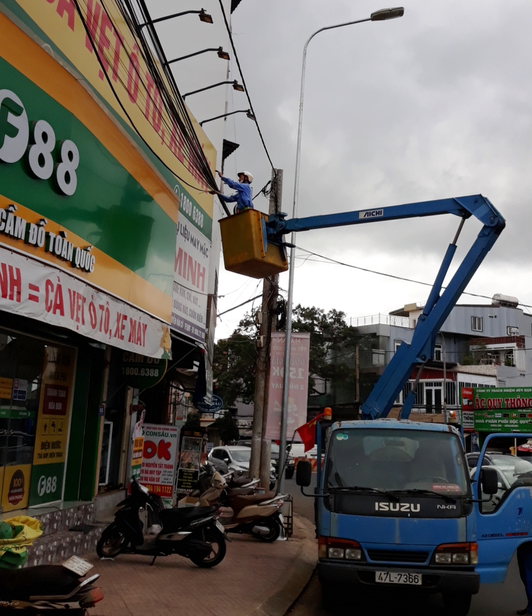 Sắp xếp, chỉnh trang cáp thông tin ở các tuyến đường thành phố Buôn Ma Thuột  đón Tết Tân Sửu
