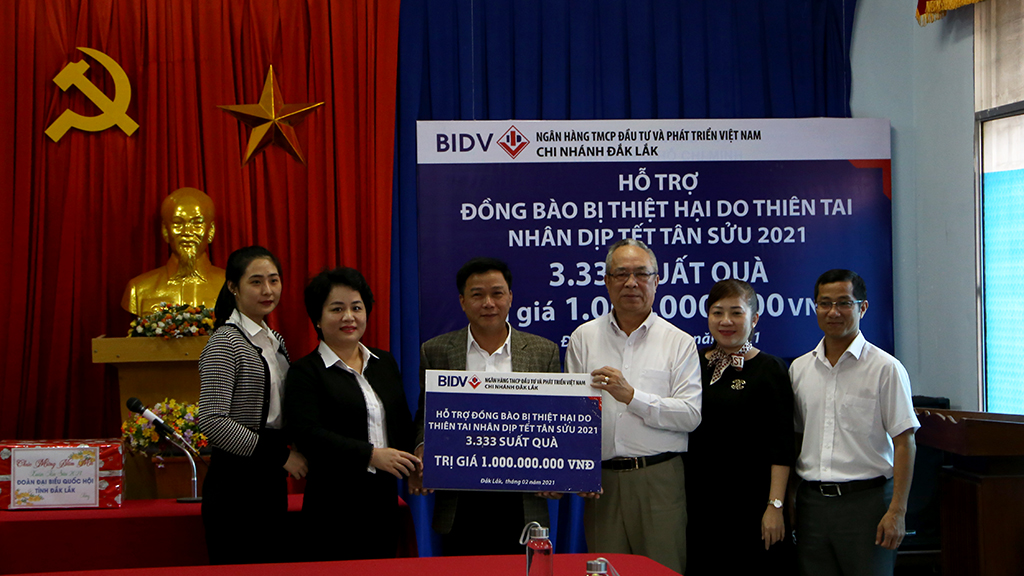 BIDV Đắk Lắk trao tặng 01 tỷ đồng hỗ trợ đồng bào bị thiên tai nhân dịp Tết Tân Sửu