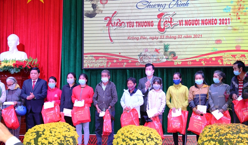 Hơn 2 tỷ đồng hỗ trợ, chăm lo Tết cho người nghèo ở huyện Krông Pắc