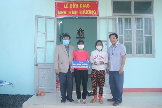 Bàn giao nhà mái ấm tình thương cho hộ nghèo xã Ea Wer