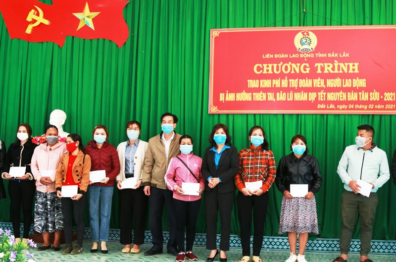 Trao 120 suất quà  Tết cho đoàn viên, người lao động (NLĐ) bị ảnh hưởng bởi thiên tai, bão lũ