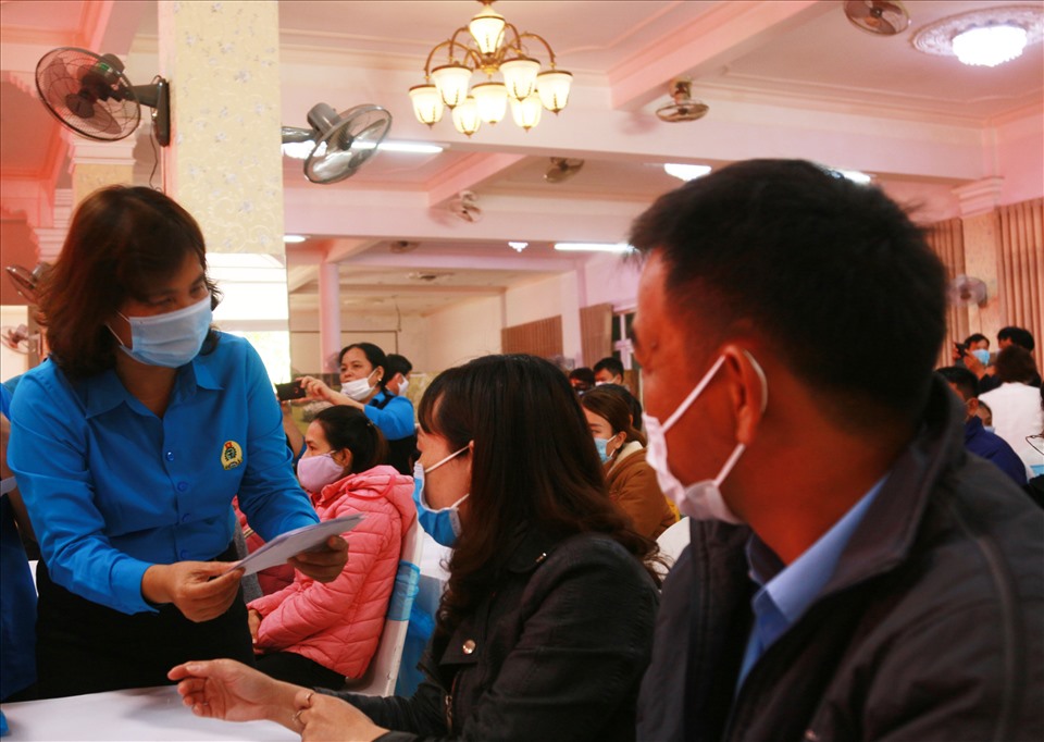 Đắk Lắk trao kinh phí hỗ trợ đoàn viên công đoàn bị ảnh hưởng bởi dịch Covid -19