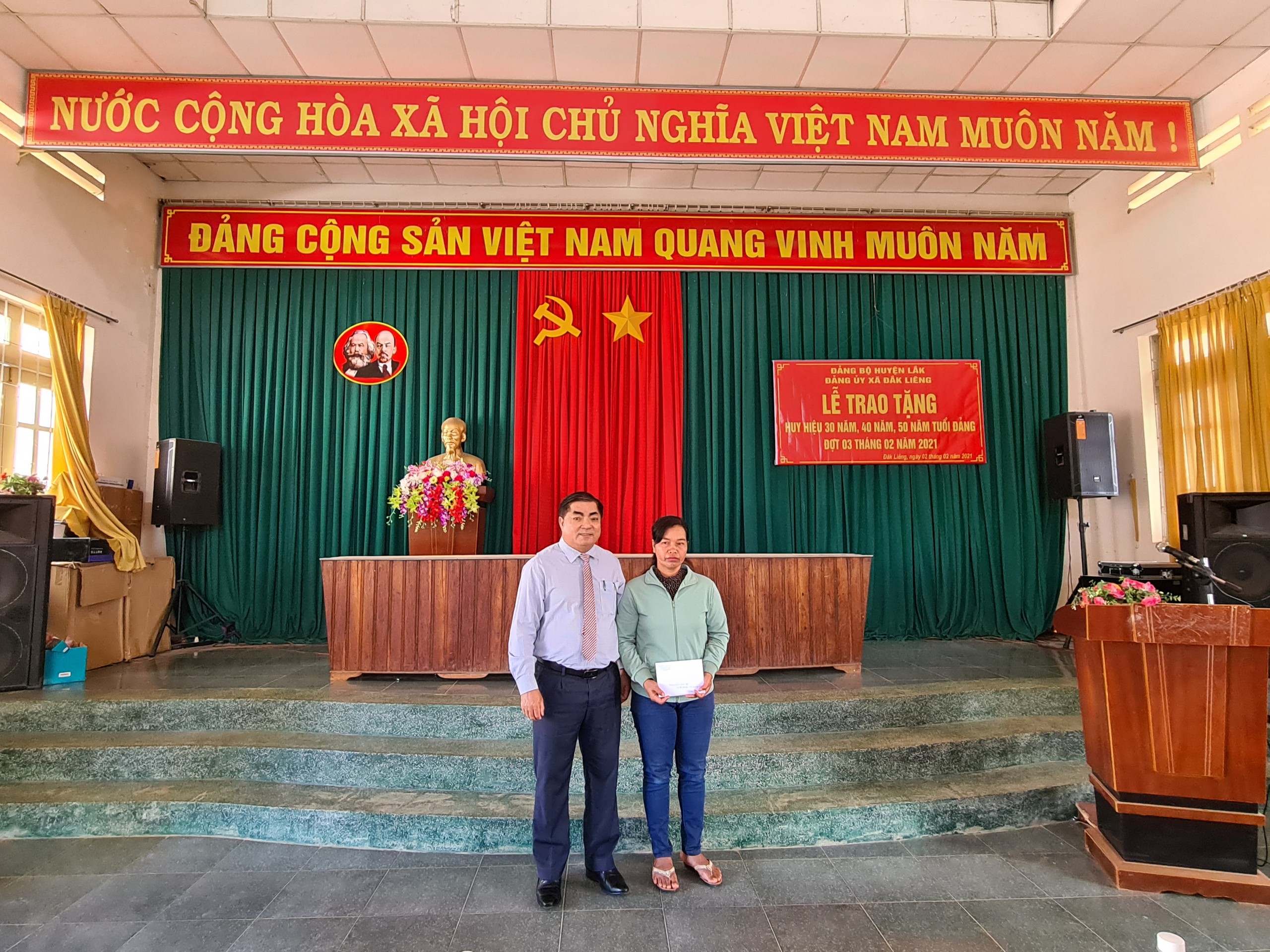 Trao tặng 40 triệu đồng cho đảng viên có hoàn cảnh khó khăn