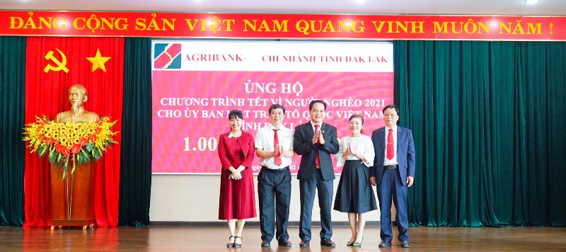 Agribank tỉnh Đắk Lắk ủng hộ Quỹ vì người nghèo 1 tỷ đồng