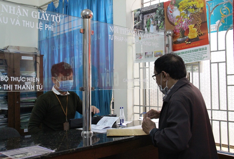 Công sở Đắk Lắk chấp hành nghiêm quy định trong ngày làm việc đầu tiên