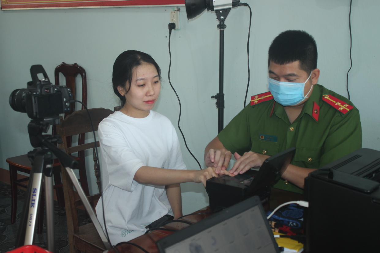 156 công dân đầu tiên của huyện Buôn Đôn được nhận thẻ căn cước gắn chíp điện tử