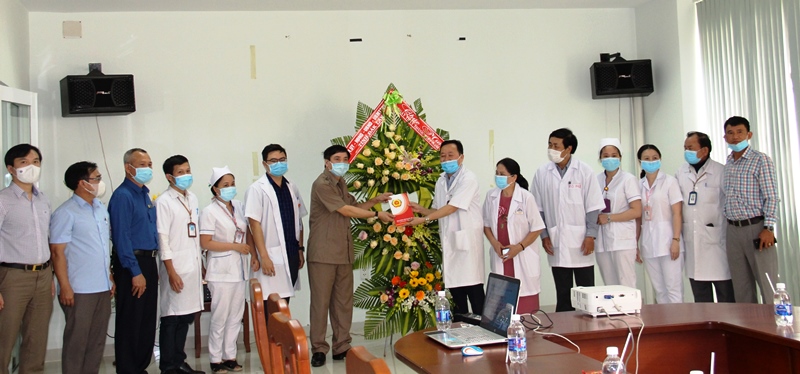 Bí thư Tỉnh ủy Bùi Văn Cường thăm, chúc mừng cơ sở y tế nhân ngày Thầy thuốc Việt Nam