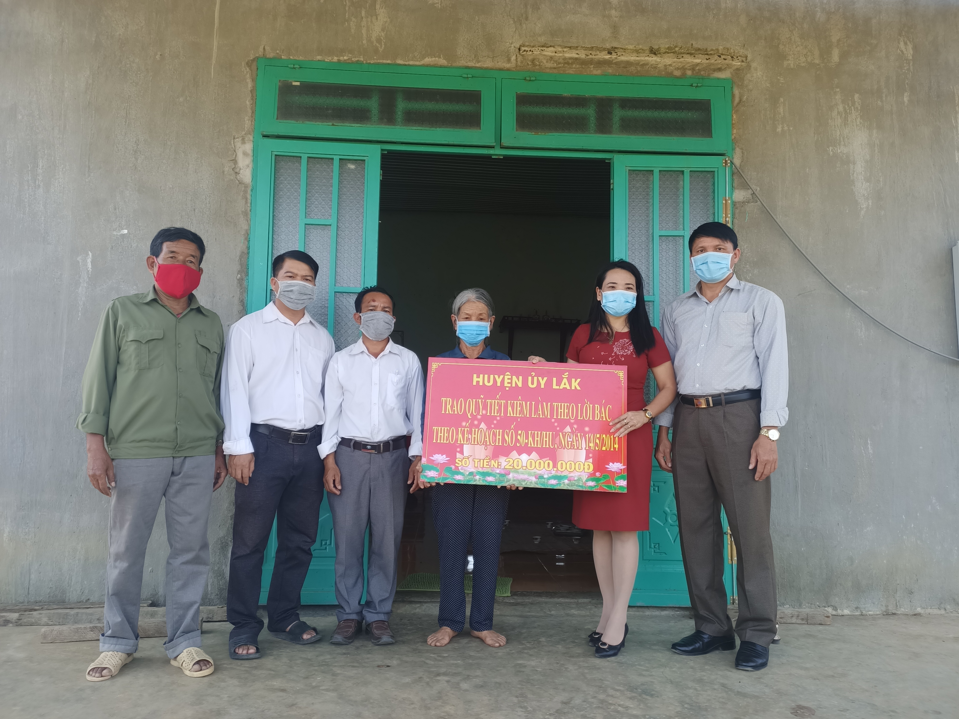 Trao tặng 20 triệu đồng từ Quỹ tiết kiệm làm theo lời Bác cho đảng viên có hoàn cảnh khó khăn