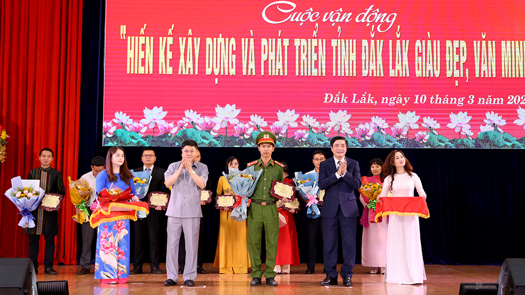 Trao thưởng Cuộc vận động “Hiến kế xây dựng và phát triển tỉnh Đắk Lắk giàu đẹp, văn minh”