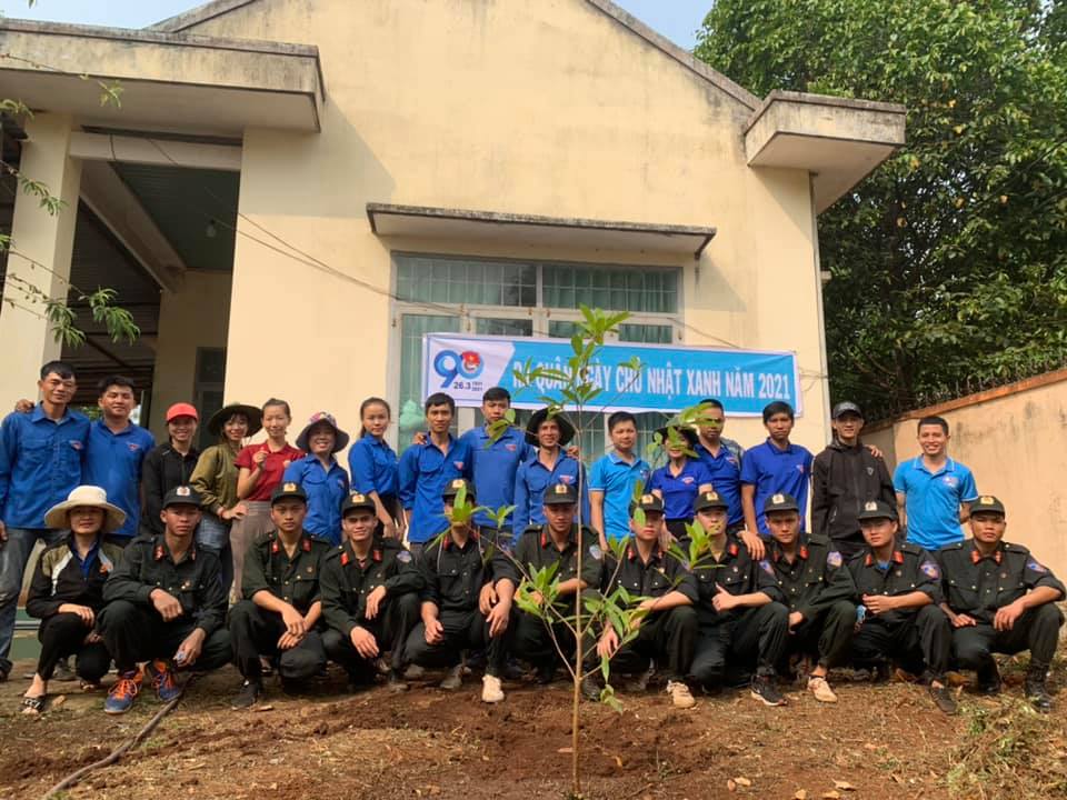 Thanh niên huyện Cư Kuin ra quân “Ngày chủ nhật xanh”