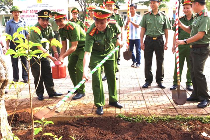 Công an TP. Buôn Ma Thuột: Phát động “Tết trồng cây” và hưởng ứng “Ngày Môi trường thế giới” năm 2021