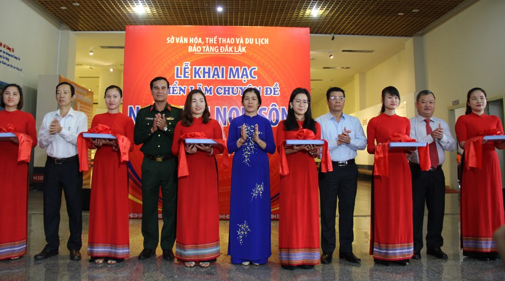 Khai mạc triển lãm chuyên đề “Ngày hội non sông”