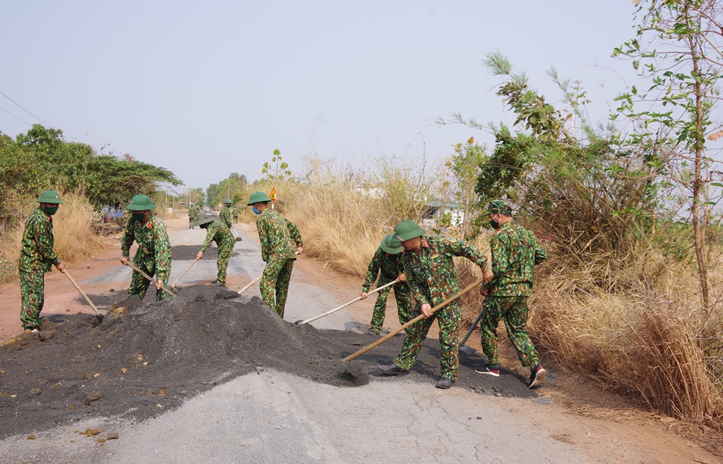 Đoàn Kinh tế - Quốc phòng 737 sửa chữa đường giao thông vùng biên