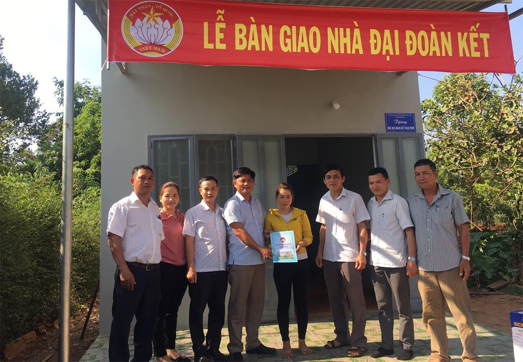 Huyện Cư Kuin: Bàn giao 03 nhà “Đại đoàn kết” cho hộ nghèo