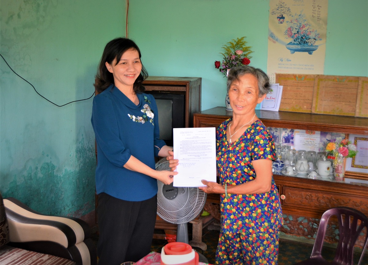 Thành ủy Buôn Ma Thuột trao tiền hỗ trợ phát triển kinh tế và chữa bệnh cho gia đình Đảng viên có hoàn cảnh khó khăn