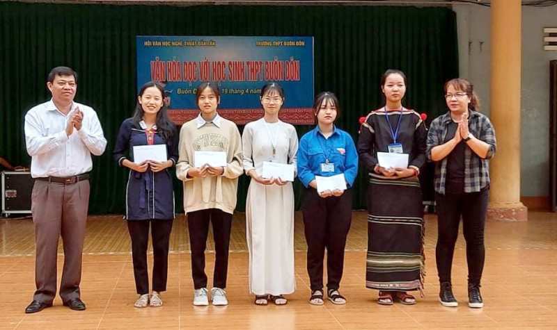 Hội Văn học Nghệ thuật Đắk Lắk tổ chức nhiều hoạt động nhân Ngày sách và văn hóa đọc Việt Nam