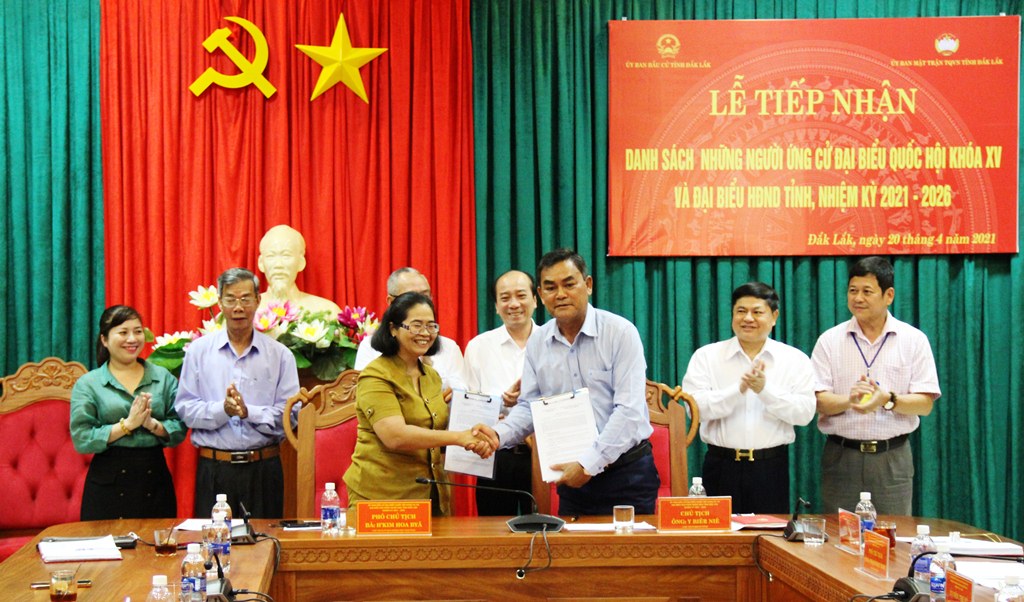 Bàn giao danh sách những người ứng cử đại biểu Quốc hội khóa XV và đại biểu HĐND tỉnh, nhiệm kỳ 2021 - 2026