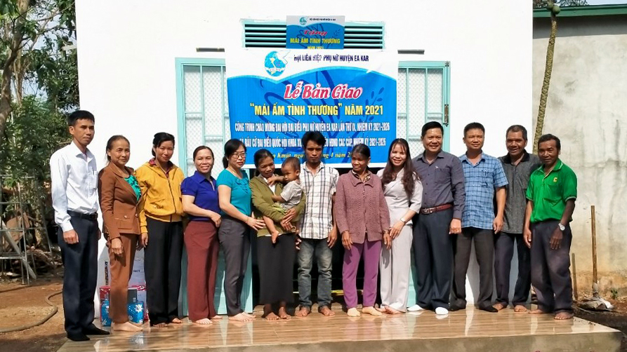 Hội Liên hiệp Phụ nữ huyện Ea Kar bàn giao nhà mái ấm tình thương cho hội viên nghèo.