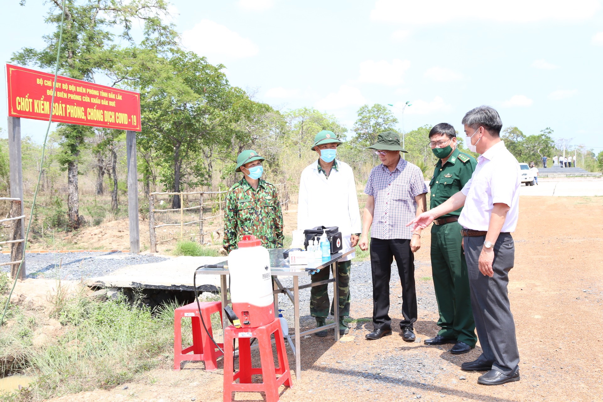 Viện Vệ sinh dịch tễ Tây Nguyên thăm và làm việc với các đồn biên phòng về công tác phòng chống dịch Covid -19