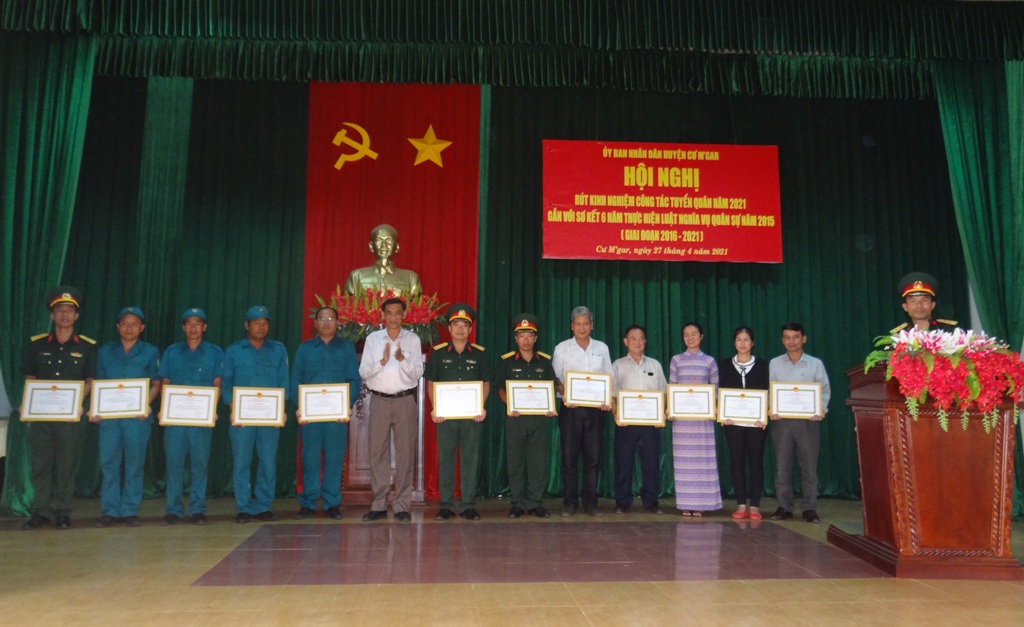 Huyện Cư M'gar: Sơ kết 6 năm thực hiện Luật Nghĩa vụ Quân sự năm 2015