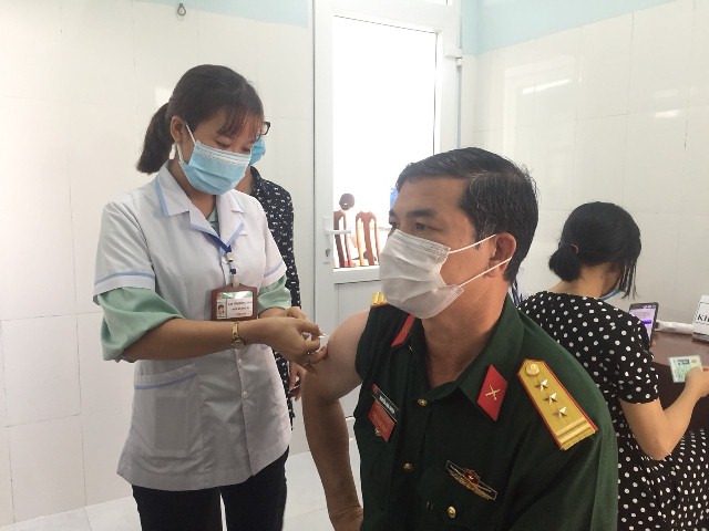 Thị xã Buôn tiêm vắc xin phòng Covid-19 trong đợt 1