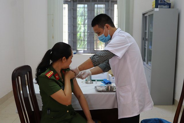 Trung tâm Y tế huyện Krông Ana tổ chức tiêm vắc xin Covid-19 cho các đối tượng ưu tiên đợt 1