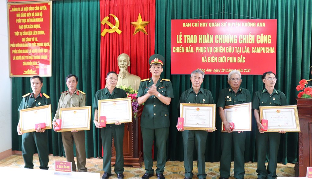 Trao 22 Huân chương Chiến công cho các cá nhân tham gia chiến đấu, phục vụ chiến đấu tại Lào, Campuchia và biên giới phía Bắc