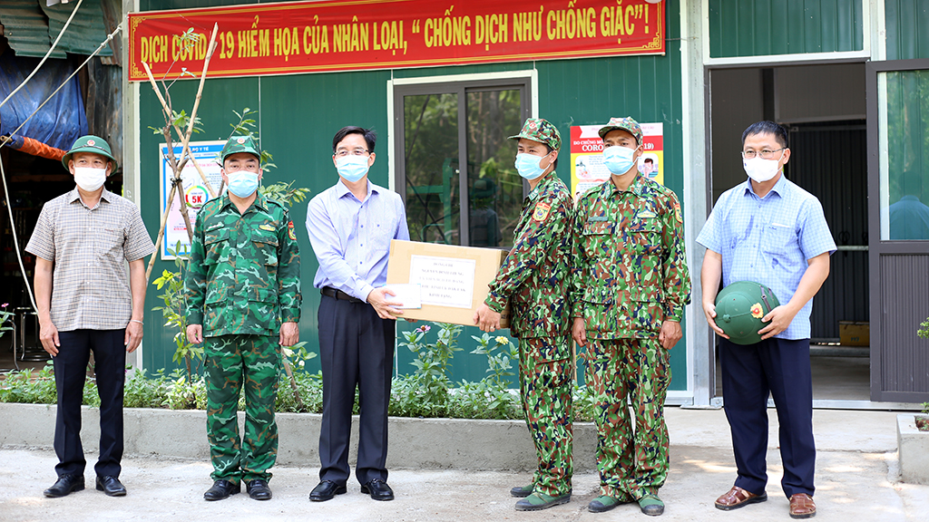 Bí thư Tỉnh ủy Nguyễn Đình Trung kiểm tra công tác phòng dịch trên tuyến biên giới