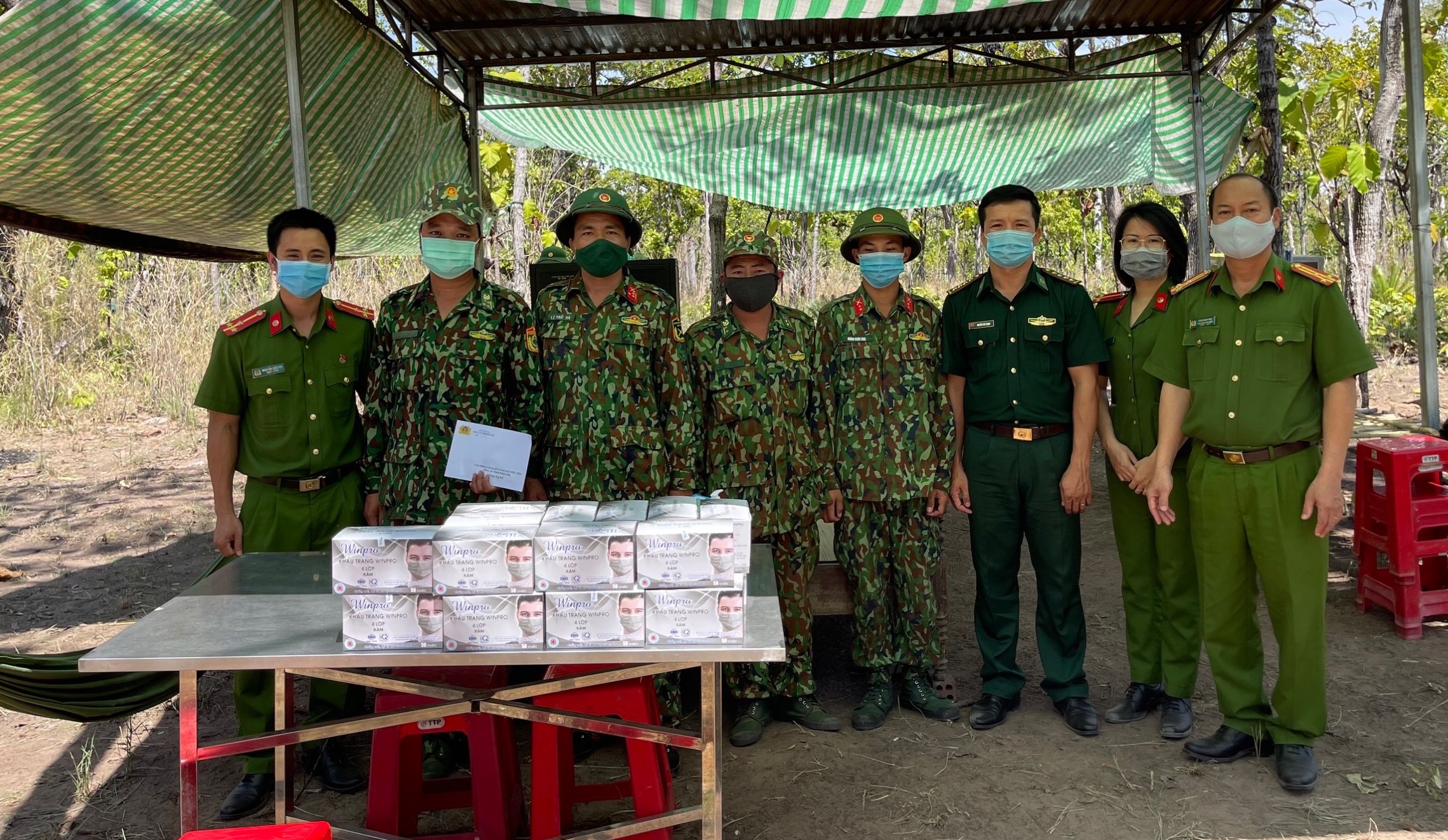 Tặng 5000 khẩu trang cho chốt kiểm soát phòng chống dịch trên biên giới