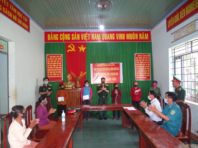 Ban CHQS huyện Cư M’gar tặng 20 suất quà cho các gia đình chính sách