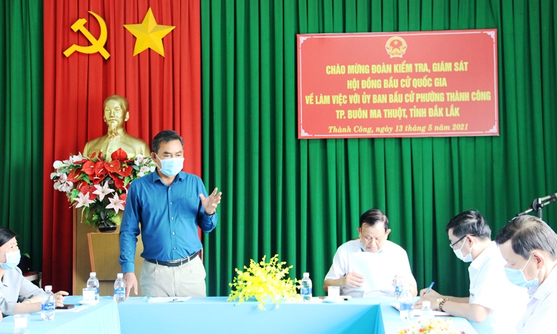Đoàn giám sát, kiểm tra của Hội đồng bầu cử quốc gia làm việc tại phường Thành Công, thành phố Buôn Ma Thuột.