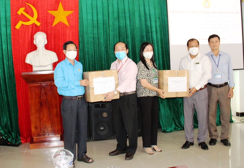 Trao tặng vật tư y tế cho Bệnh viện đa khoa vùng Tây Nguyên phòng chống Covid-19