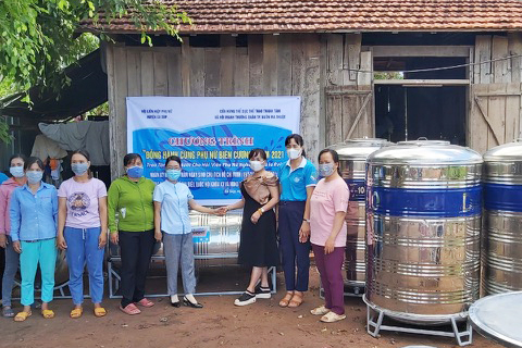 Tặng bồn chứa nước cho hộ gia đình phụ nữ nghèo xã biên giới