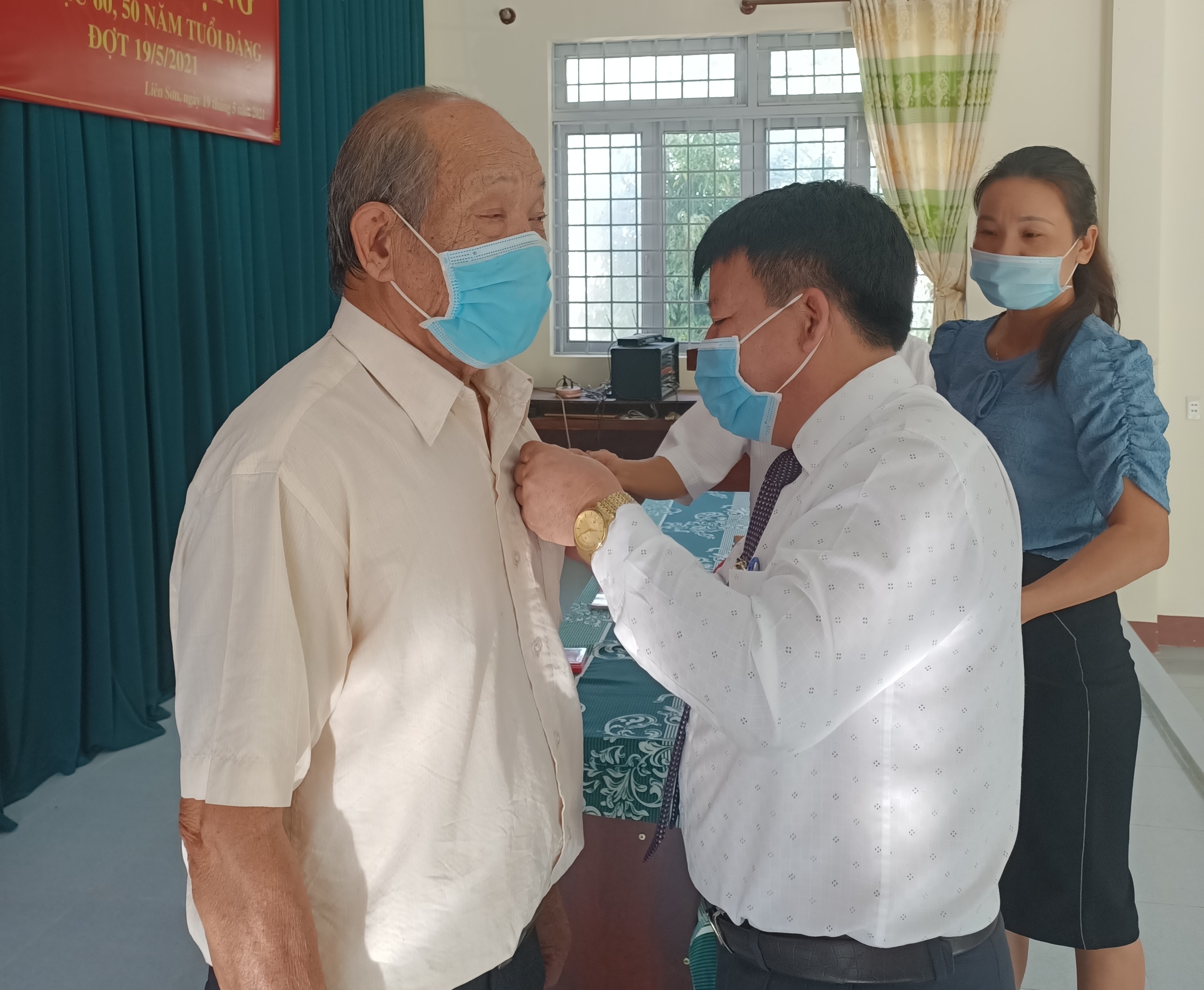 Huyện Lắk trao tặng Huy hiệu Đảng đợt 19/5