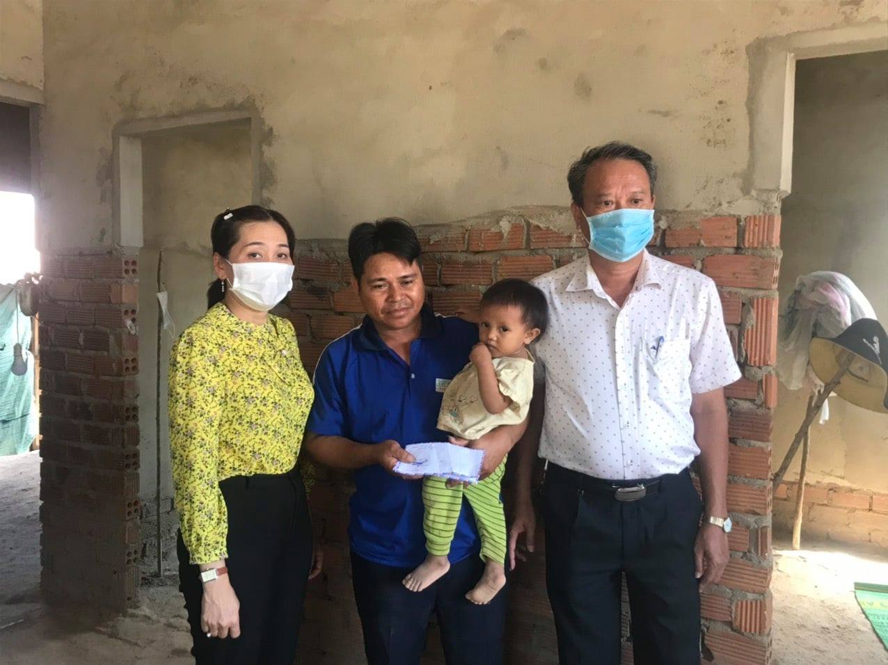 Trao kinh phí hỗ trợ cho 4 trẻ thương vong do sập tường lò gạch tại huyện Krông Pắc