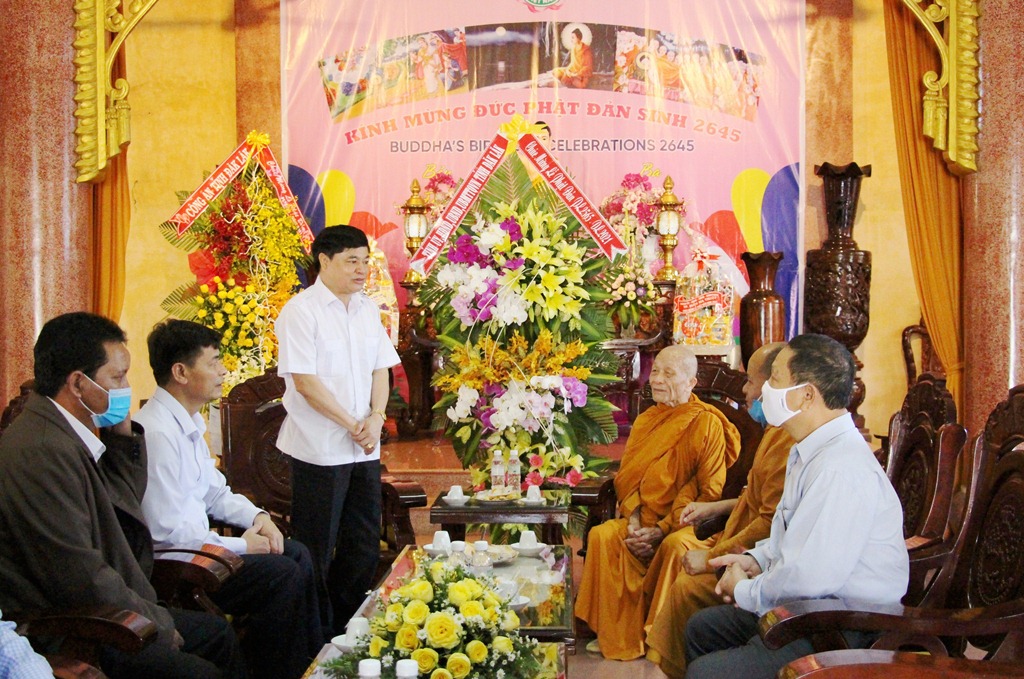 Phó Bí thư Thường trực Tỉnh ủy Phạm Minh Tấn thăm, chúc mừng các cơ sở Phật giáo nhân Lễ Phật đản năm 2021