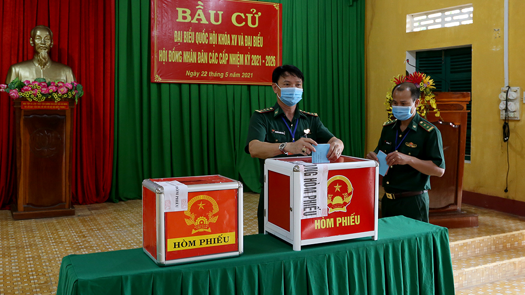 Đồng chí Y Biêr Niê kiểm tra các điểm bầu cử sớm tại xã Ia Rvê huyện Ea Súp