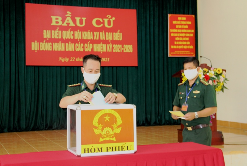 Bí thư Tỉnh uỷ Nguyễn Đình Trung dự bầu cử sớm tại Tiểu đoàn Huấn luyện- Cơ động