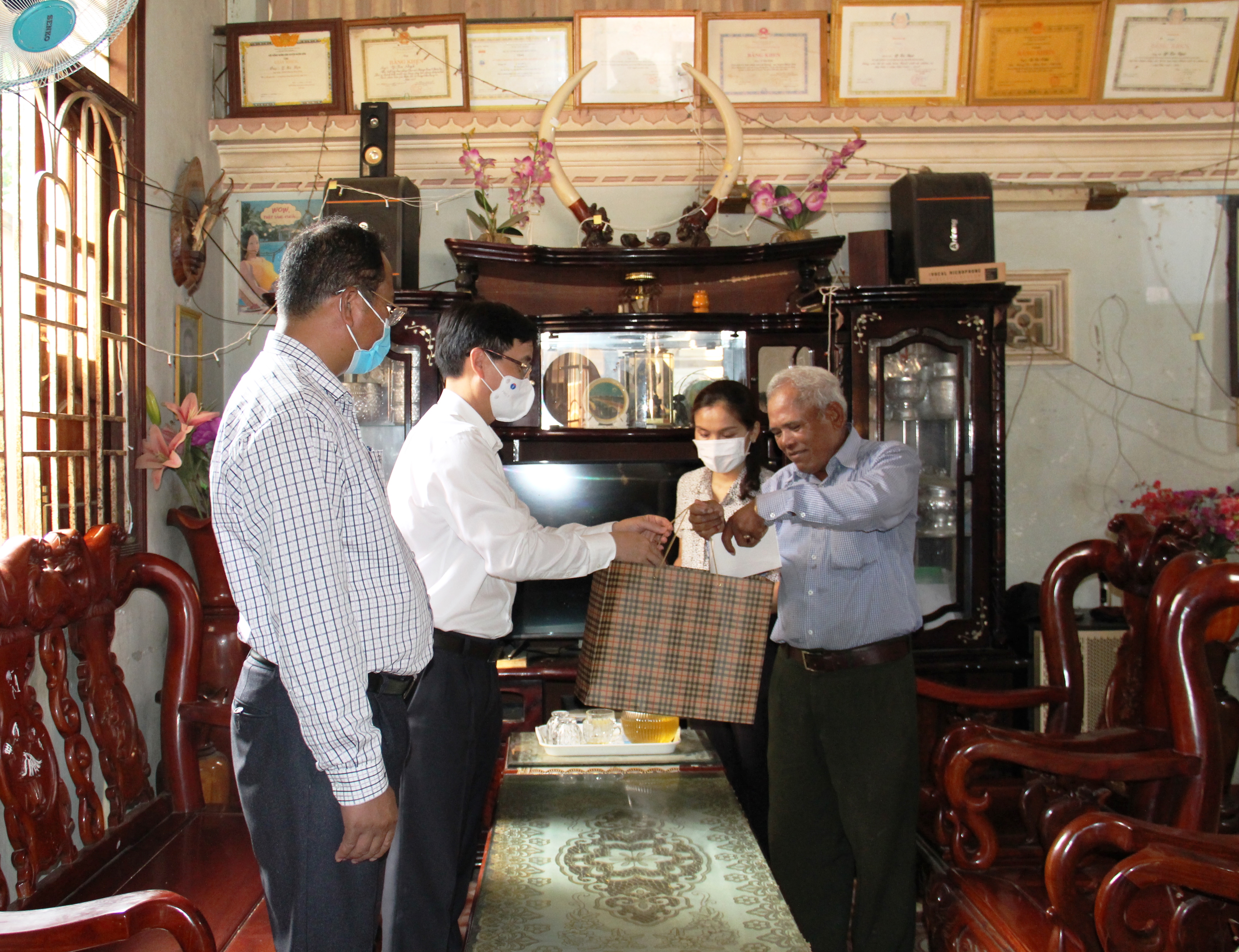 Bí thư Tỉnh uỷ Nguyễn Đình Trung thăm các gia đình cán bộ hưu trí tại xã Krông Na, huyện Buôn Đôn