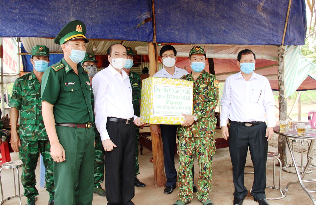 Chủ tịch UBND tỉnh Phạm Ngọc Nghị kiểm tra, thăm hỏi chốt kiểm dịch trên tuyến biên giới