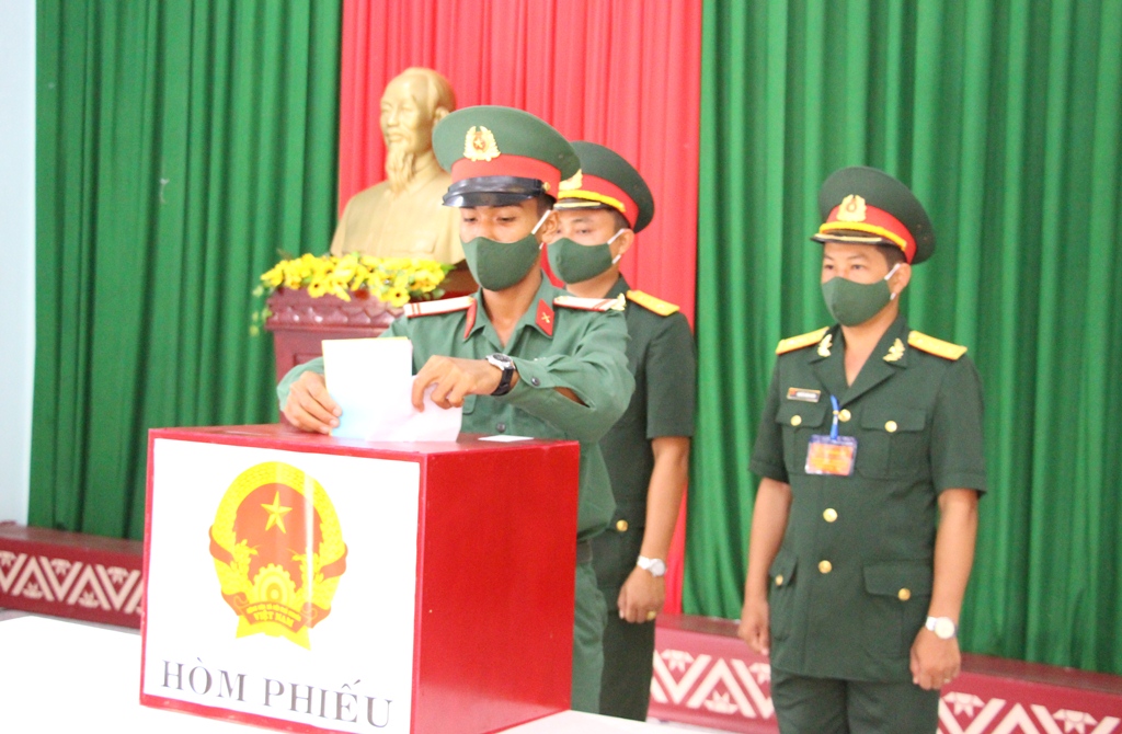 Phó Bí thư Thường trực Tỉnh ủy Phạm Minh Tấn dự bầu cử sớm tại Tiểu đoàn 303