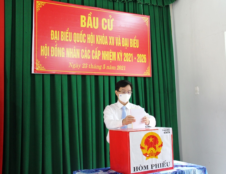 Bí thư Tỉnh ủy Nguyễn Đình Trung bỏ phiếu bầu cử tại phường Tân Thành, thành phố Buôn Ma Thuột