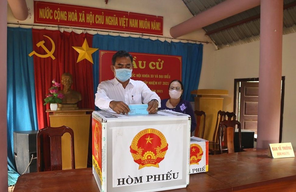 Cử tri buôn Gram A1, A2 xã Cư Bao tham gia bầu cử tại khu vực bỏ phiếu số 2