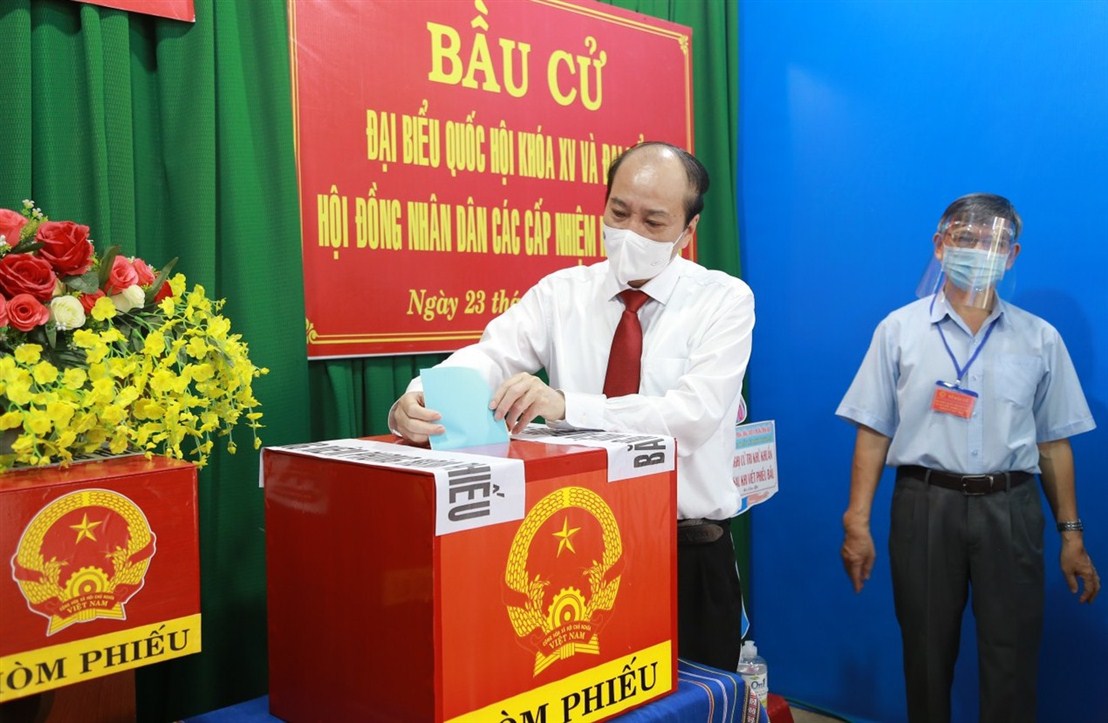 Chủ tịch UBND tỉnh Phạm Ngọc Nghị bỏ phiếu bầu cử tại nơi cư trú