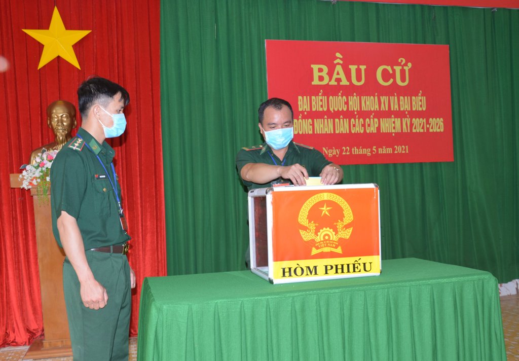 Cử tri Đồn biên phòng Yok Đôn bầu cử sớm