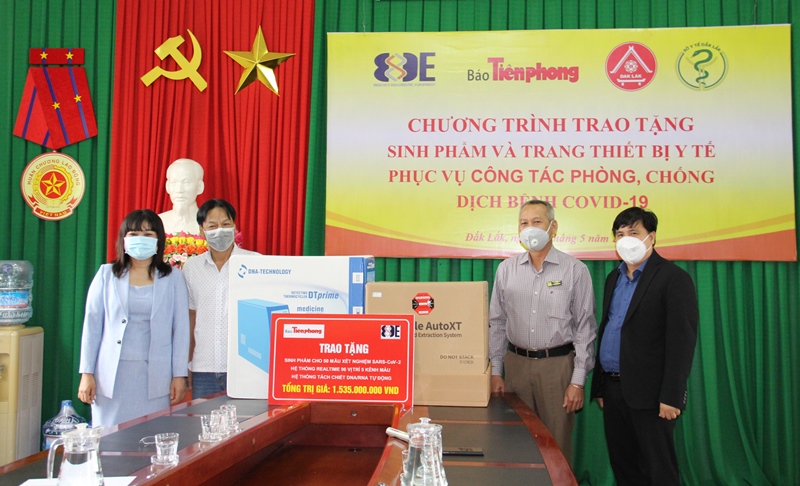 Trao tặng máy xét nghiệm SARS-CoV-2 cho tỉnh Đắk Lắk