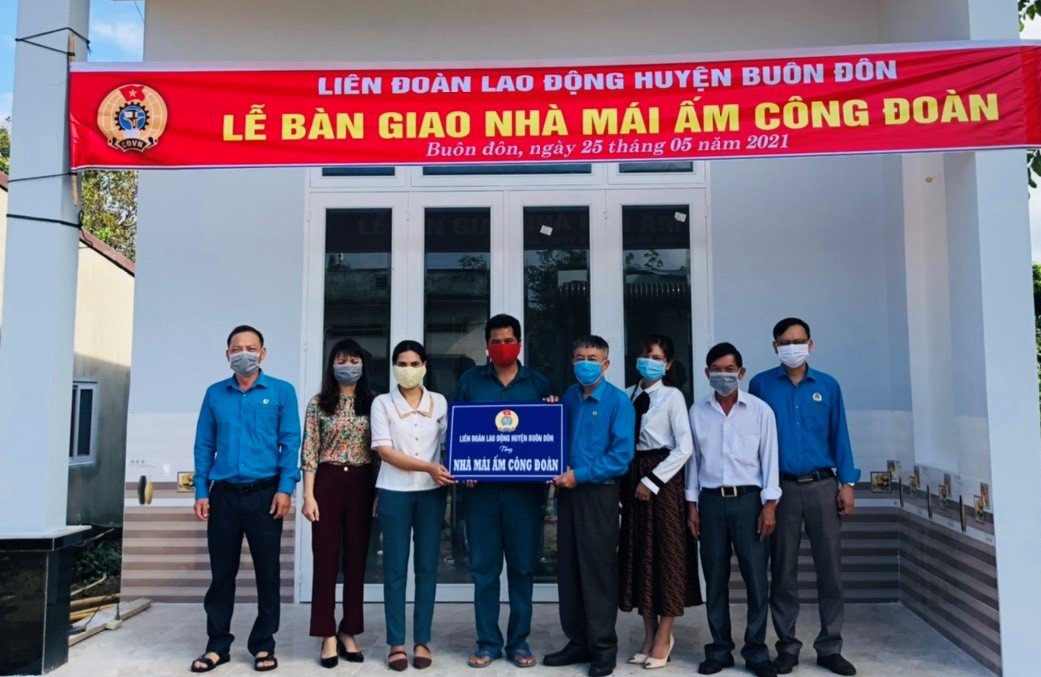 Bàn giao nhà “Mái ấm công đoàn” cho đoàn viên có hoàn cảnh khó khăn