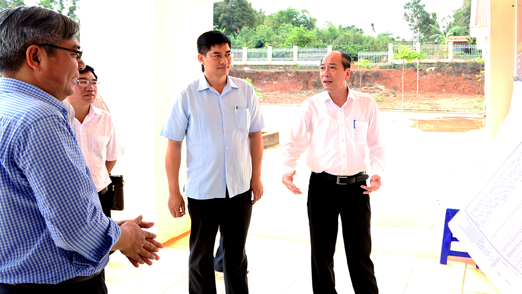 Inspecting preparation for elections in Buon Ho town