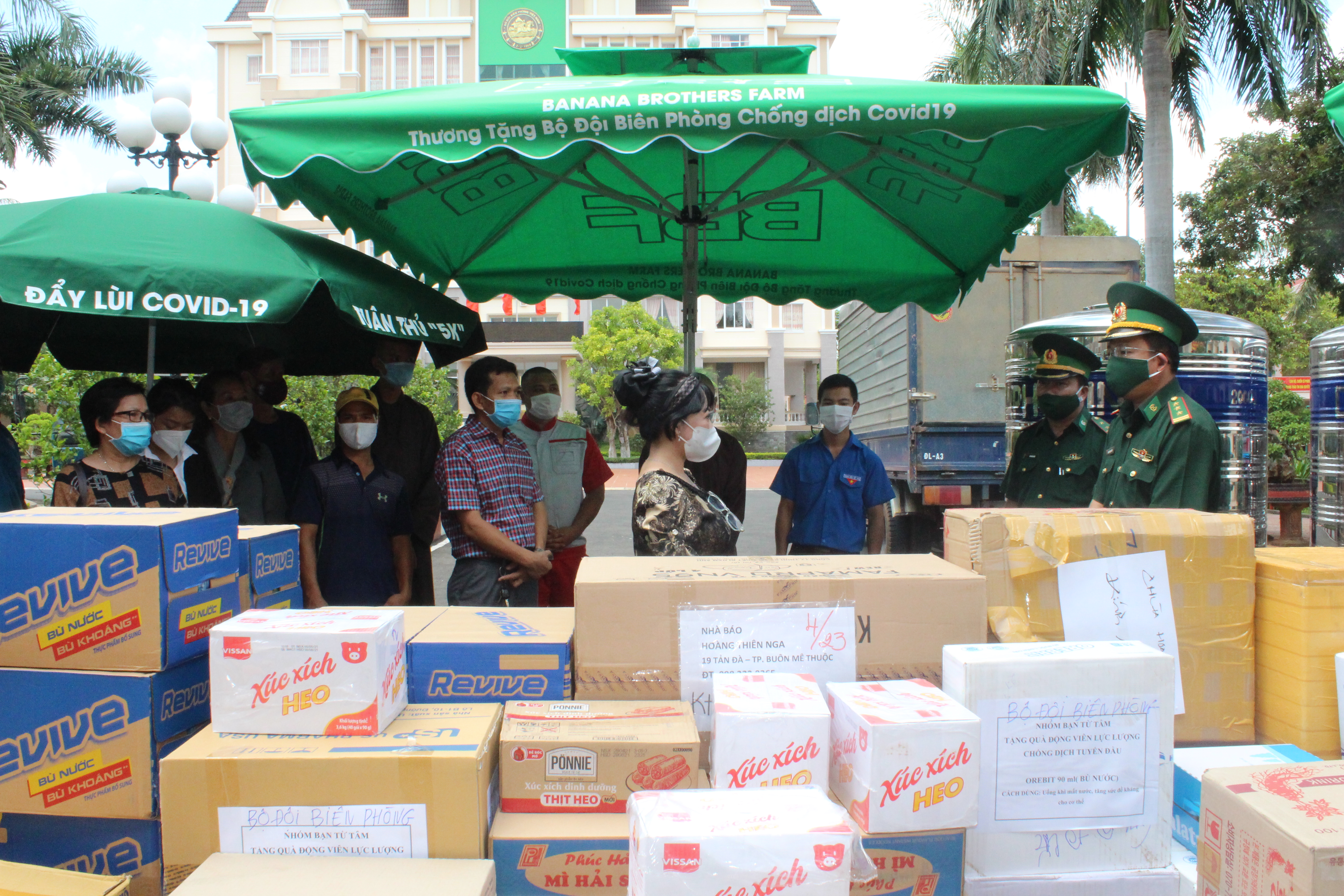 Bộ đội Biên phòng tỉnh Đắk Lắk tiếp nhận vật chất y tế, nhu yếu phẩm hỗ trợ phòng, chống dịch Covid-19